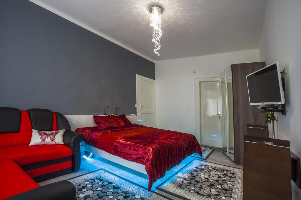 Luxury Air-Conditioned Rooms In Old Town Bratislava Eksteriør billede