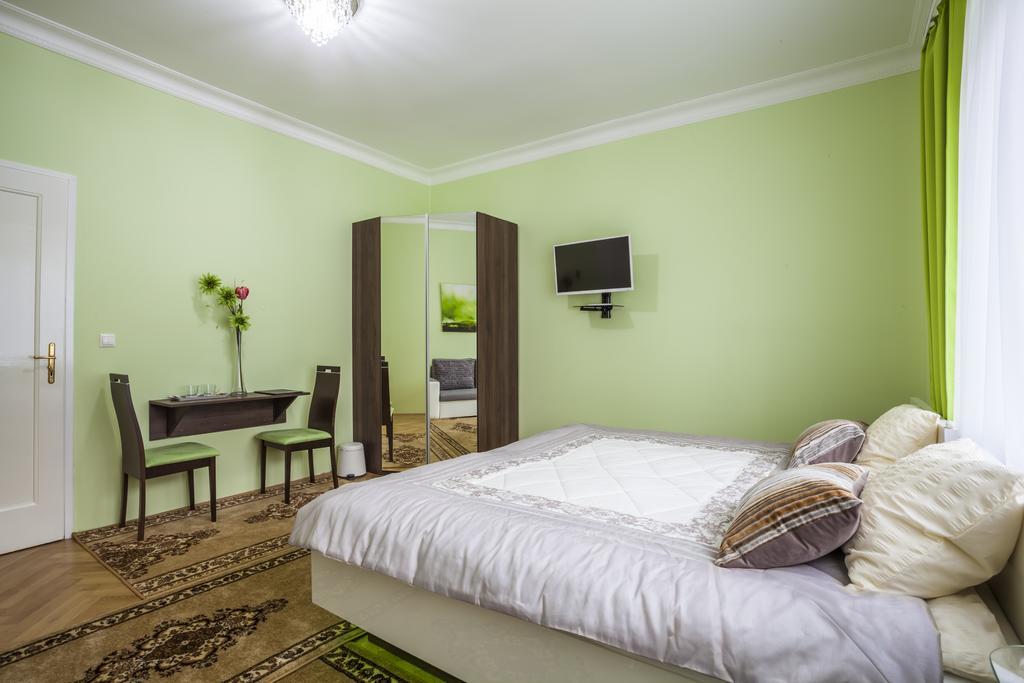 Luxury Air-Conditioned Rooms In Old Town Bratislava Eksteriør billede