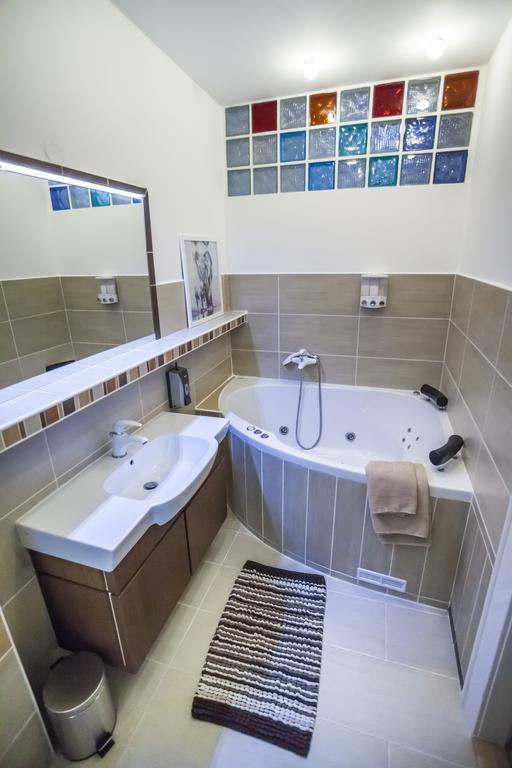 Luxury Air-Conditioned Rooms In Old Town Bratislava Eksteriør billede