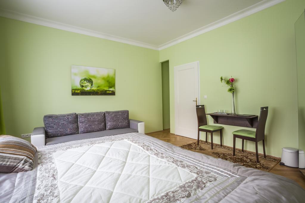 Luxury Air-Conditioned Rooms In Old Town Bratislava Eksteriør billede